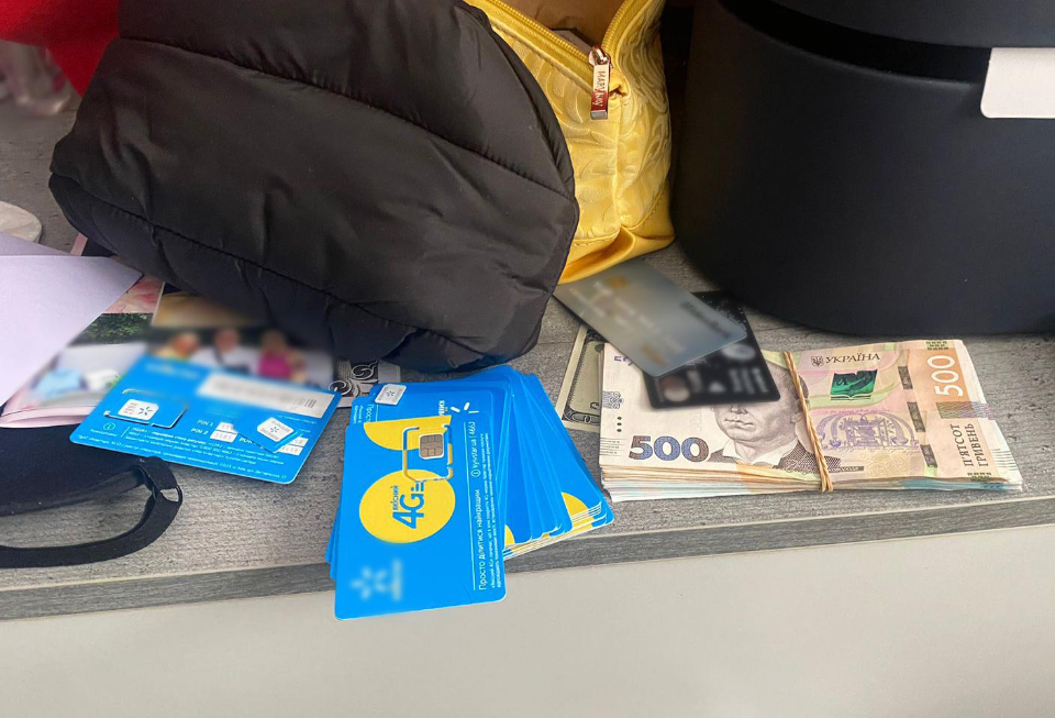 З метою конспірації незаконно отриманні гроші виводилися на підконтрольні фігурантам криптовалютні гаманці, і лише після цього – на їхні банківські рахунки.